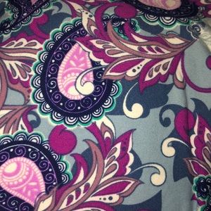 Buttery soft paisley pattern LuLaroe leggings.
